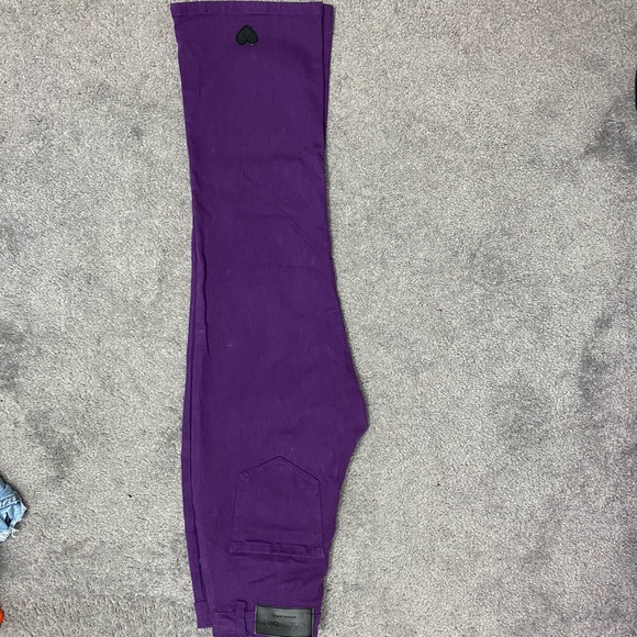 Cropped Slim fit Pants with heart embroidery. - Picture 2 of 4